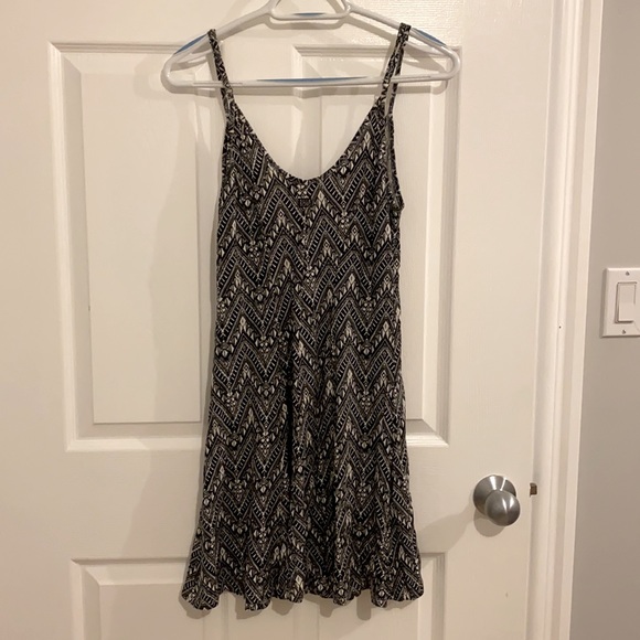 Ladies size small billabong dress. Only worn once or twice, in great condition. - Picture 2 of 4